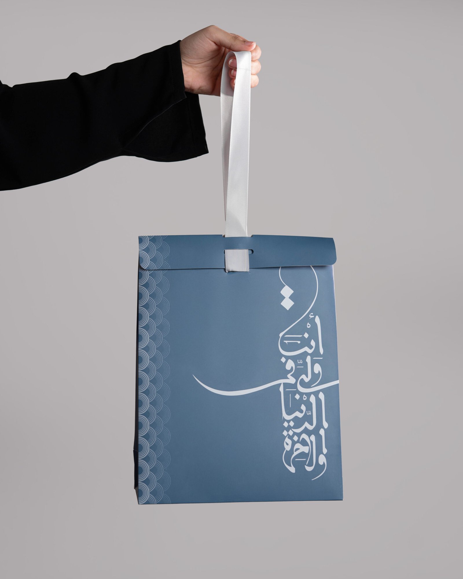 السجادة الخفيفة (2026) - الصورة 2